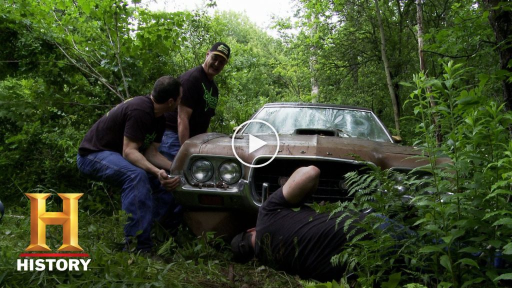 Ils trouvent une voiture abandonnée et la restaurent, le résultat final est incroyable!