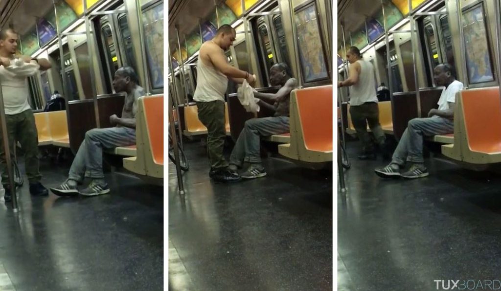 Émouvant : Un homme offre son t-shirt à un SDF torse nu dans le métro de New-York