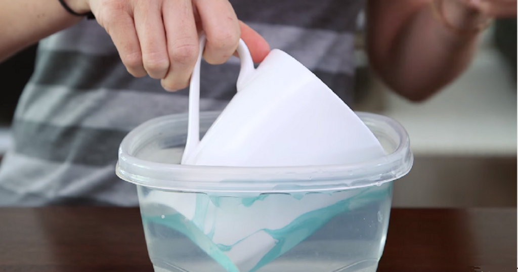Elle trempe une tasse dans une eau colorée, le résultat est magnifique! Vous voudrez l’essayer!