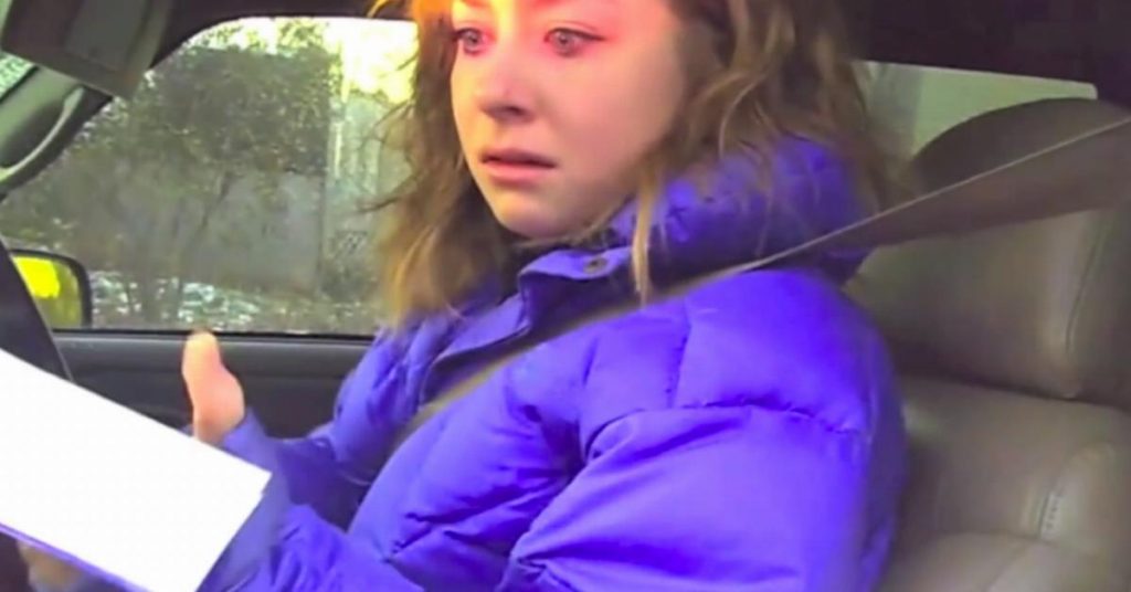 Ce policier l’arrête en voiture et se penche à sa fenêtre. Ce qu’il fait la laisse sans voix.