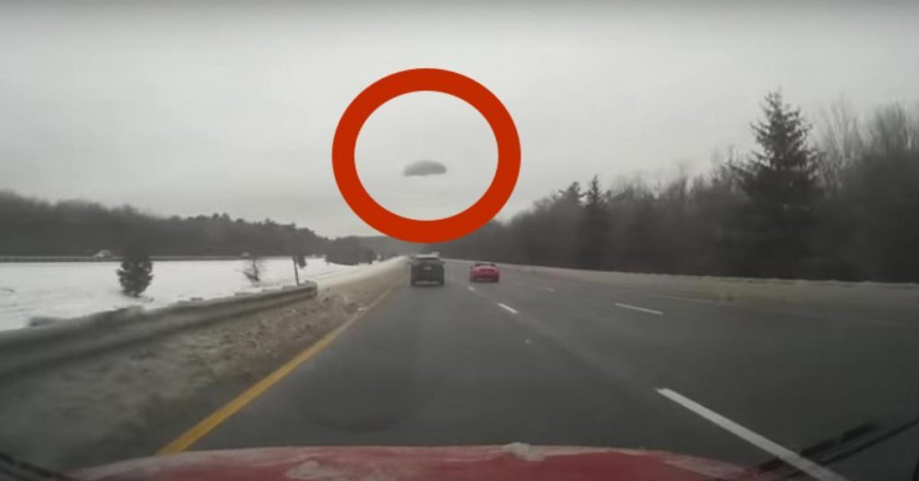 Le conducteur voit une plaque glacé s’envoler. Ce qu’il reçoit sur sa voiture aurait pu être fatal !