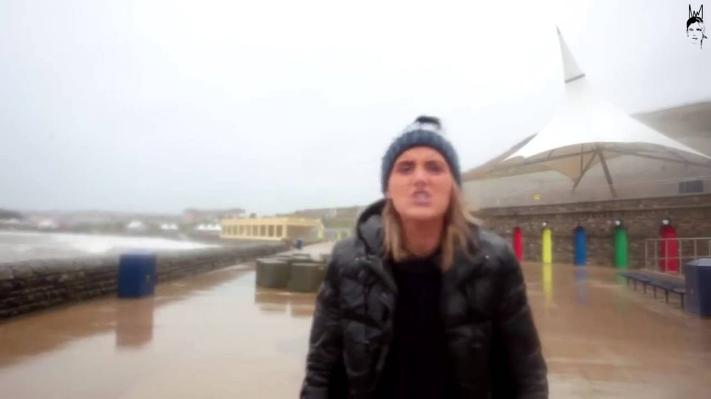 Une journaliste fait une interview quand soudain… elle se prend un truc invraisemblable dans la tête!