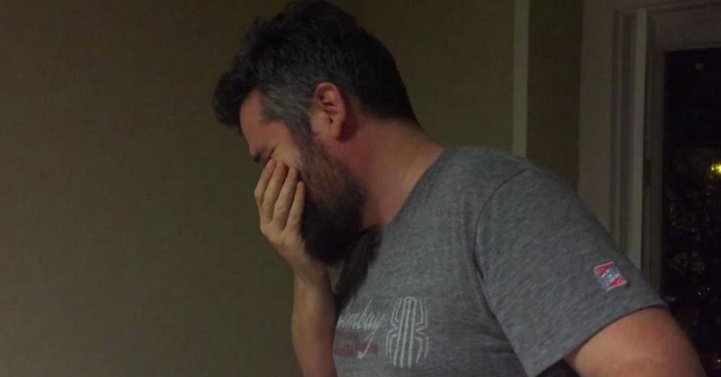 Il entre dans la chambre de son bébé et passe près de perdre conscience en voyant ça!