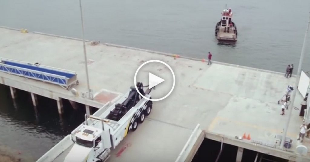 Un duel entre un camion très puissant et un bateau!