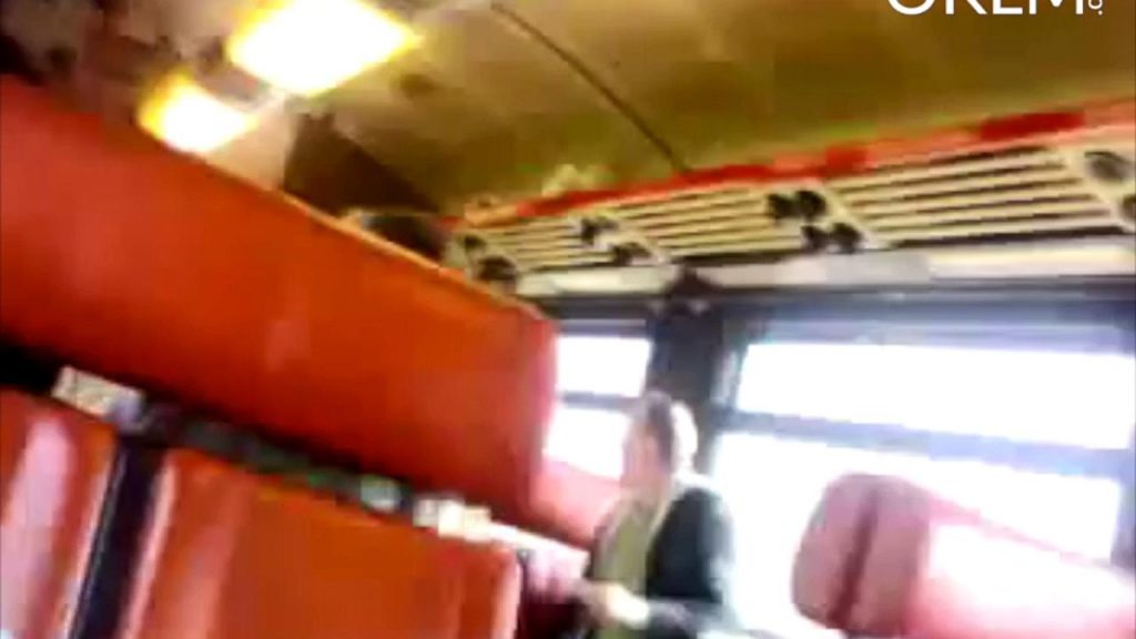 Elle oublie qu’elle a laissé le micro ouvert alors qu’elle prend du plaisir dans la cabine du conducteur