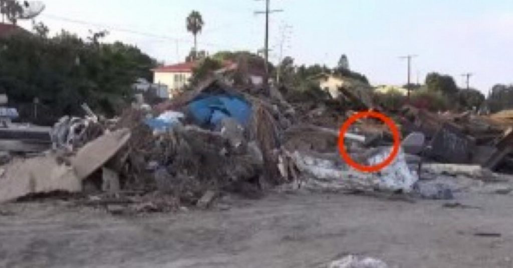 On dirait une énorme pile de déchets. Quand quelqu’un arrive pour aider, tout le monde est choqué par ce qu’il trouve.