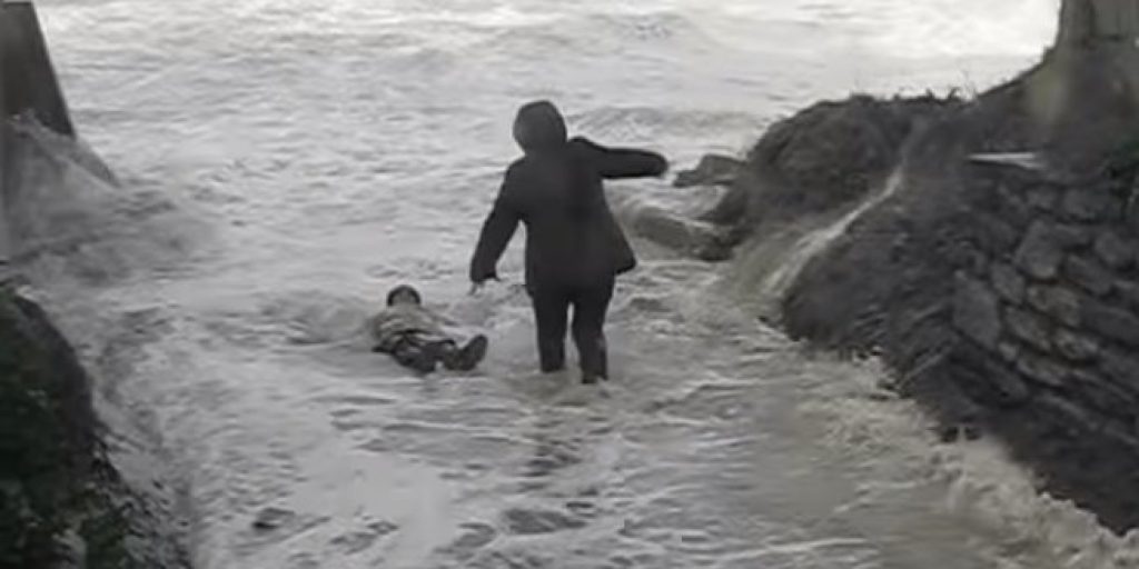 Un homme sauve deux retraités de la noyade dans le Finistère en Bretagne (VIDEO)