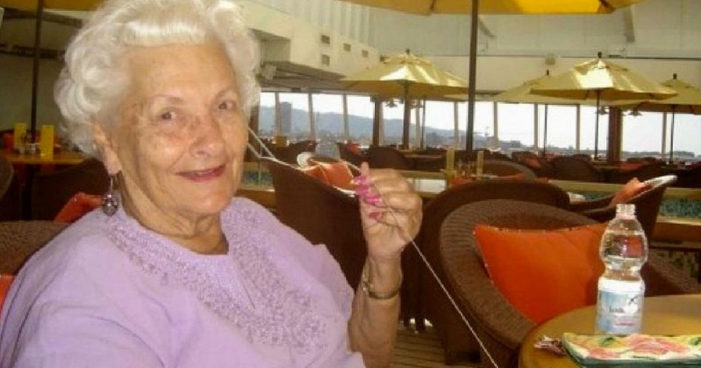 Il demande à cette dame ce qu’elle fait seule en croisière, sa réponse le laisse sans mots…