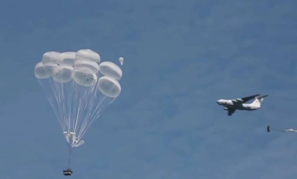 L’armée russe parachute des tanks depuis des avions