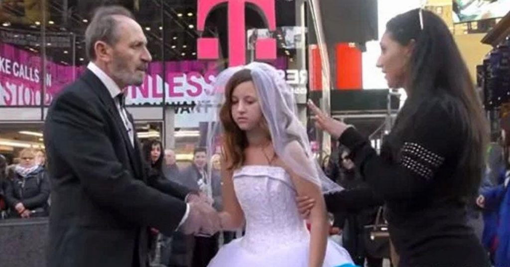 Il a 65 ans, elle en a juste 12 et ils se marient en plein cœur de New York. Regardez ce que font les gens!