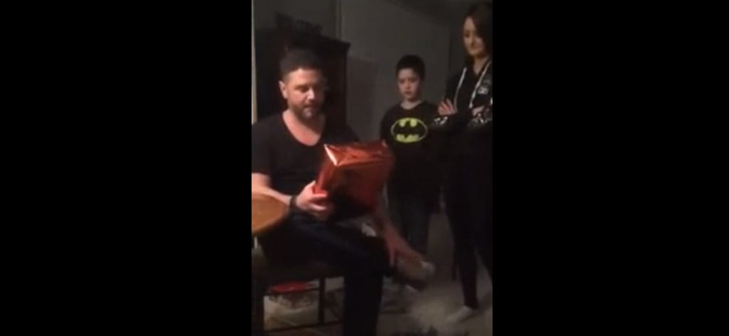 VIDEO : Pour son anniversaire, elle offre à l’homme qui l’a élevée le droit de devenir son père…tellement émouvant !