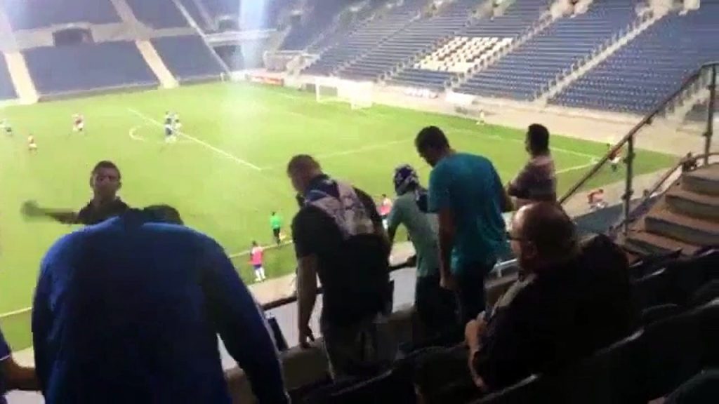 Comment Transformer Un Pistolet D'alarme En Vrai Un supporter lâche un pet. L'odeur qui vient ensuite est… indescriptible