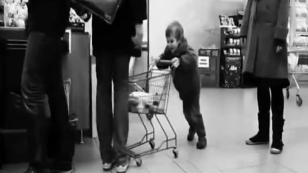 Un gamin le frappe plusieurs fois avec le panier, la mère ne fait rien, ce qu’il fait..