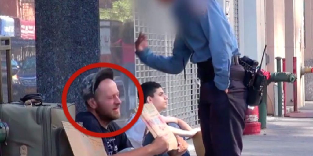 Quand la policière le gifle, le SDF reste stoïque et l’enfant derrière lui le fait pleurer