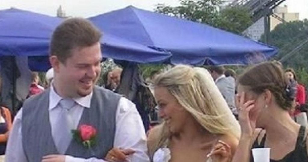 Quand cette femme arrive à son mariage, tous les invités sont choqués par sa robe!