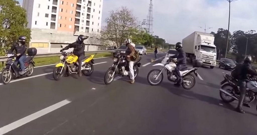 5 motards bloquent l’autoroute et se tournent la tête. Quand vous verrez ce qu’ils regardent, vous les applaudirez!