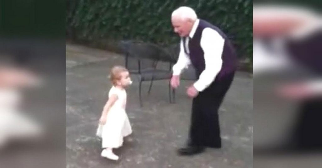 Papy lui demande pour une danse spéciale lors d’un mariage, gardez un oeil sur ses petits pieds!