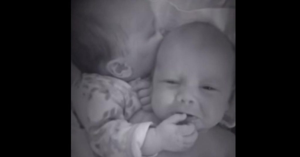 La mère entend les jumeaux pleurer dans le lit. Mais ce qu’elle voit sur la caméra de surveillance lui donne les larmes au yeux!