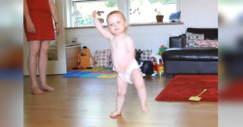 Le papa se met à filmer son bébé qui danse avec sa petite maman ,mais regardez bien ses pieds!
