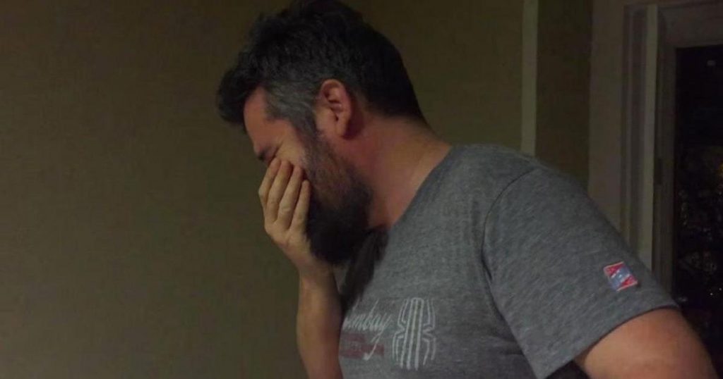 En entrant dans la chambre de son bébé, il passe près de perdre conscience en voyant ça!