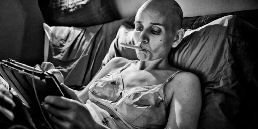 Je ne peux pas croire que ce soit la même femme sur ces 14 images! Ces photos sont fascinantes et dramatiques!