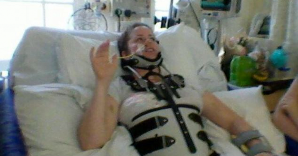 Après un accident de mobylette, cette femme a quelque chose en elle. Mais elle ordonne aux docteurs de ne pas le lui retirer.