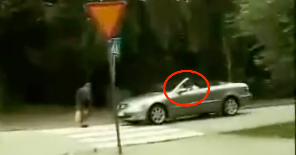 La façon dont ce mec en cabriolet traite la mamie est déplorable… mais sa réponse est parfaite.