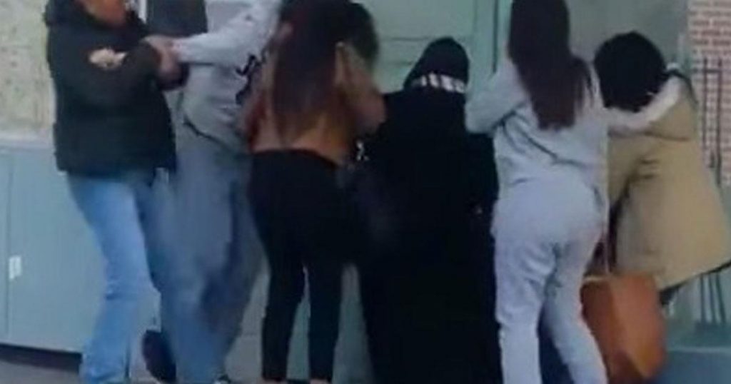 (VIDEO) À cause d’une jupe, elle se fait tabasser et frôle la mort… Ça se passe en France !