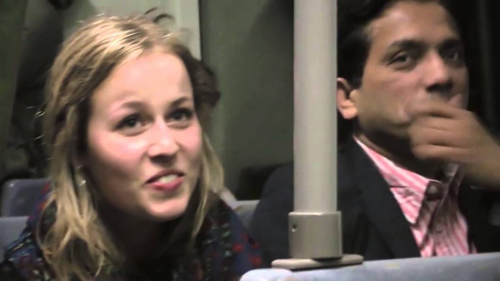Un homme se met à rire TOUT seul dans le métro. La suite… Vous devez absolument voir ça!