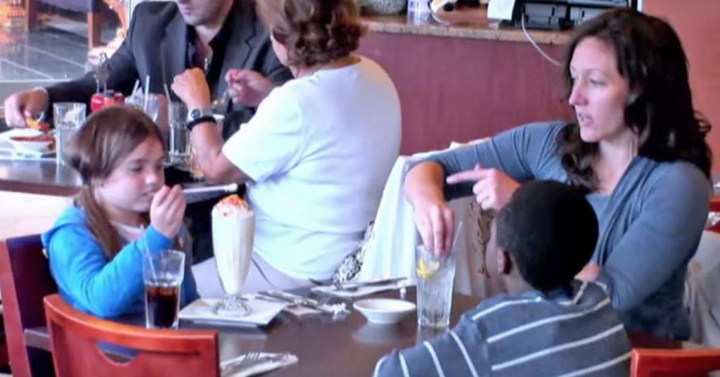 Le fils adoptif meurt de faim pendant que sa petite soeur et sa mère mangent. Mais soudain, un client se retourne et fait ÇA.