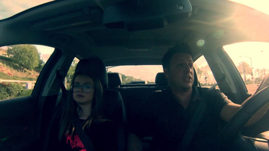 Un père et sa fille font un show incroyable dans une voiture