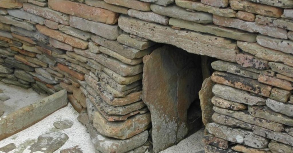 En 1850, un agriculteur a découvert cette porte dissimulée. Ce qu’il trouve derrière a surpris le monde entier.