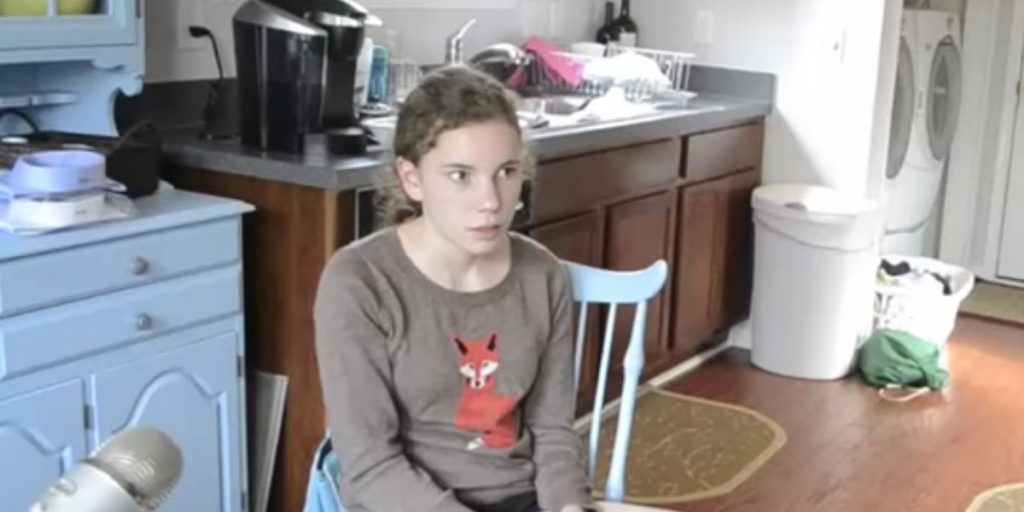 Sa maman lui demande de chanter juste une fois devant la caméra. À 2:40, j’en ai des frissons!