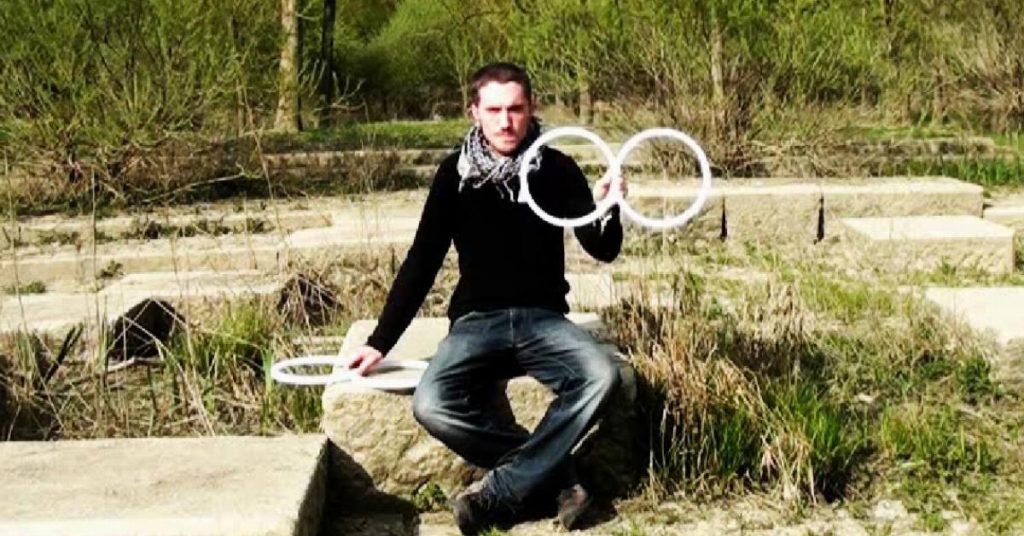 Ce jeune de 26 ans fait une chose stupéfiante en jonglant. Vous n’allez pas en revenir !