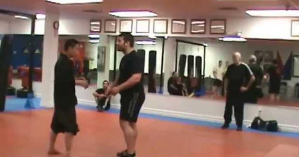 Un lutteur de plus de 109 kilos affronte un maître Kung-Fu de 57 kilos