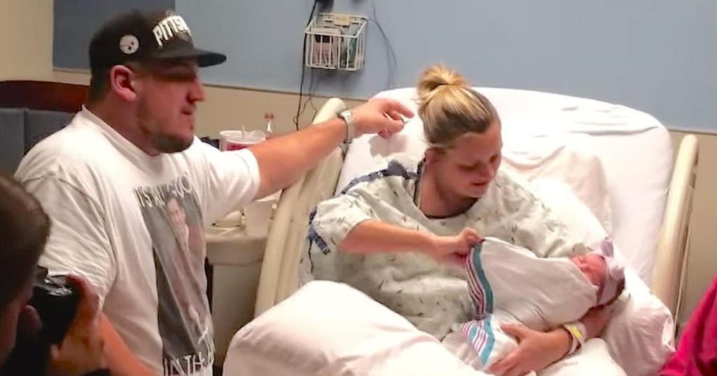 Maman prend un bébé dans ses bras , mais ce qu’elle découvre changera sa vie!