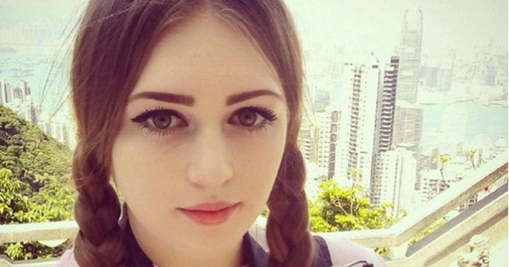 Cette jeune femme a un visage de poupée, mais son corps vous étonnera !