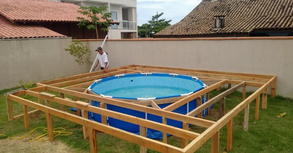 Il ne peut pas se permettre d’avoir sa propre piscine mais ce qu’il construit derrière sa maison est renversant !