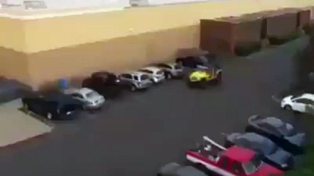 Il se fait piquer la place de parking pour laquelle il attendait, sa réaction est exceptionnelle