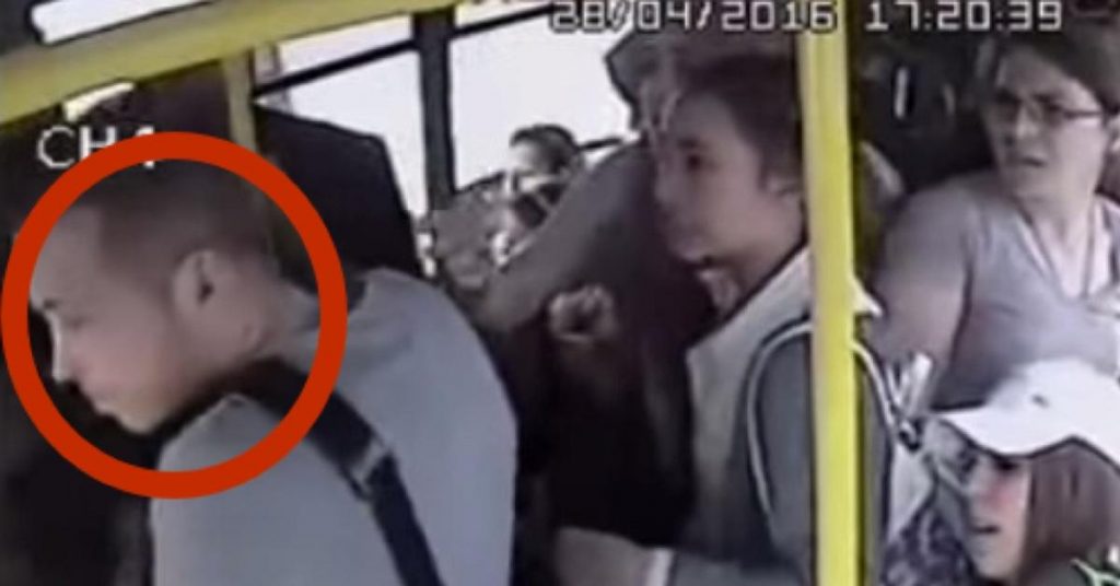 Dans le bus, ce passager montre son pénis à la jeune femme. Mais ce que la caméra filme fait le tour du monde.