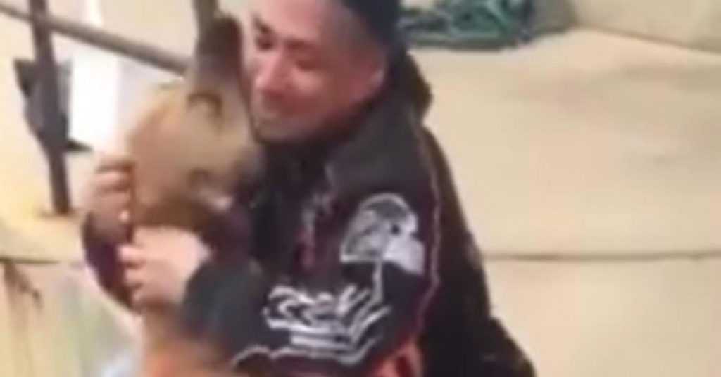 Un individu a volé le chien de ce SDF. 2 ans plus tard, leurs retrouvailles sont véritablement touchantes!