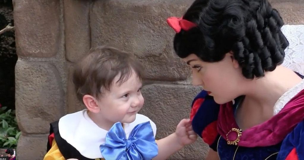 Elle emmène son fils autiste à Disneyland, quand elle voit Blanche Neige lui faire ça? Elle n’a pas le choix de prendre sa caméra!