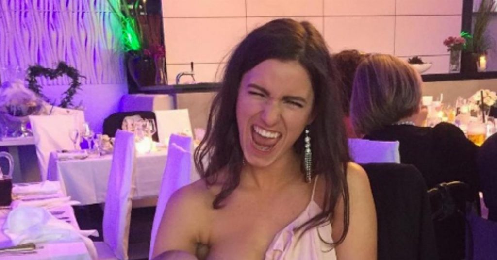 La photo d’une jeune maman allemande de 21 ans à un mariage fait le tour du monde