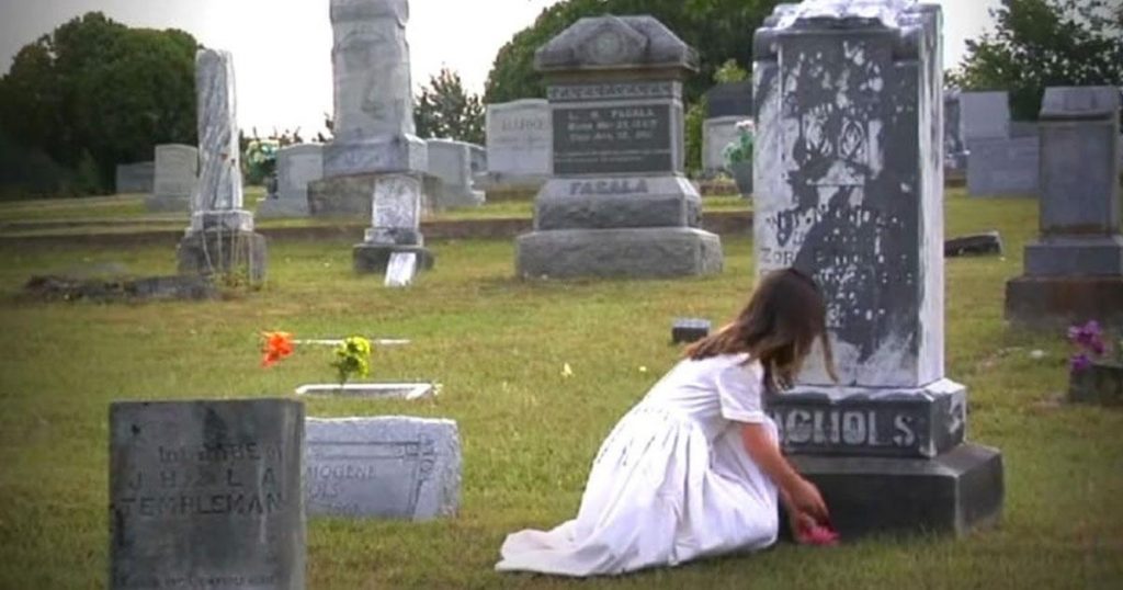 Cette petite fille va au cimetière. Lorsqu’elle se retourne, j’en ai des frissons!