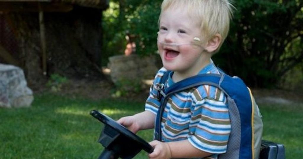 Un papa a crée une magnifique pierre tombale en l’honneur de son fils handicapé mort à 11 ans