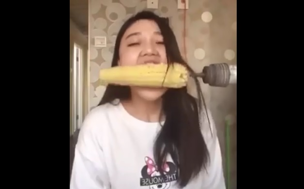 Une fille mange du maïs avec une perceuse. Elle va le regretter instantanément !