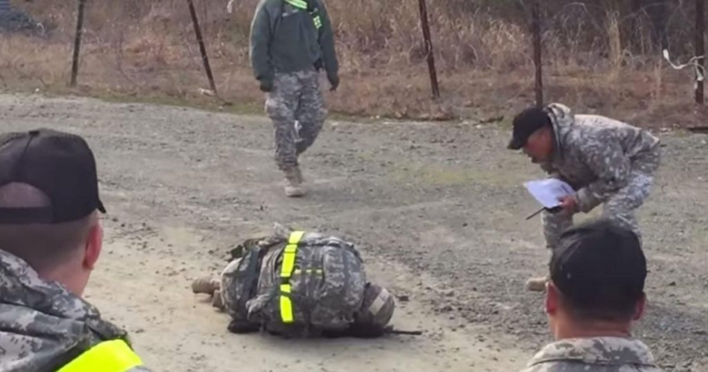 Une femme militaire tombe au sol, mais regardez bien ce qu’on fait les hommes!