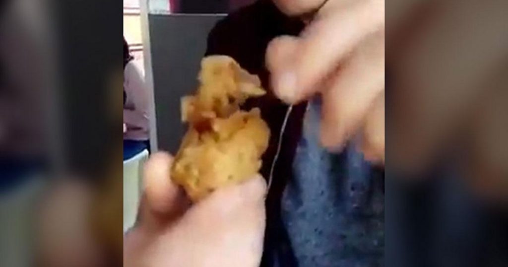 Un jeune français trouve un poussin frit dans son repas KFC