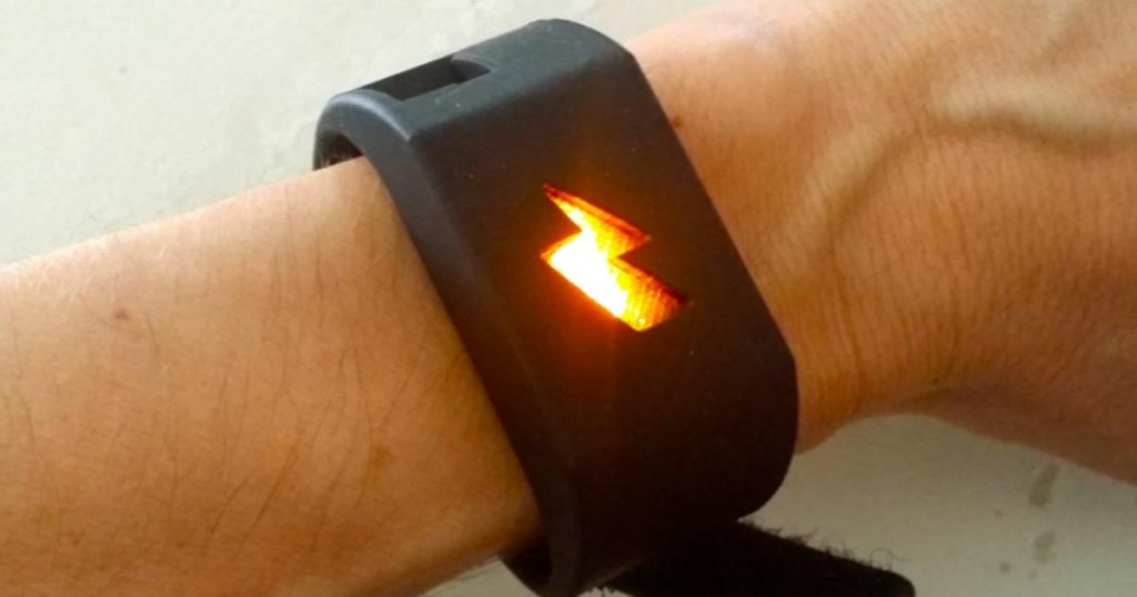 Ce bracelet vous envoie une décharge électrique quand vous dépensez trop d&rsquo;argent!
