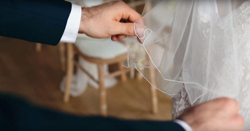 Ce mariage a l’air parfait. Mais quand le marié lève le voile de sa femme, c’est le choc!